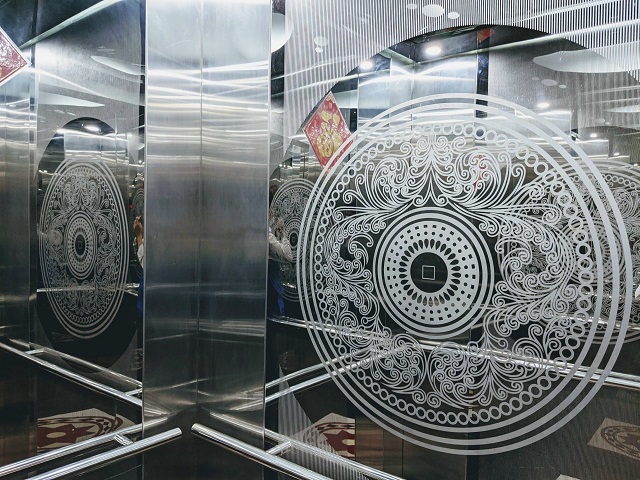 Thang máy Mitsu Japan - Inox in hoa văn