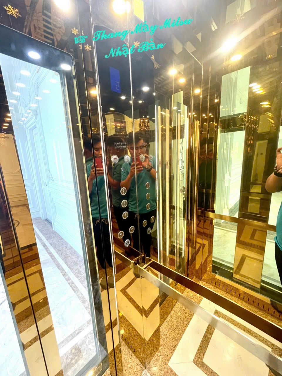 Thang máy lồng kính Mitsu Nhật Bản - Inox vàng gương