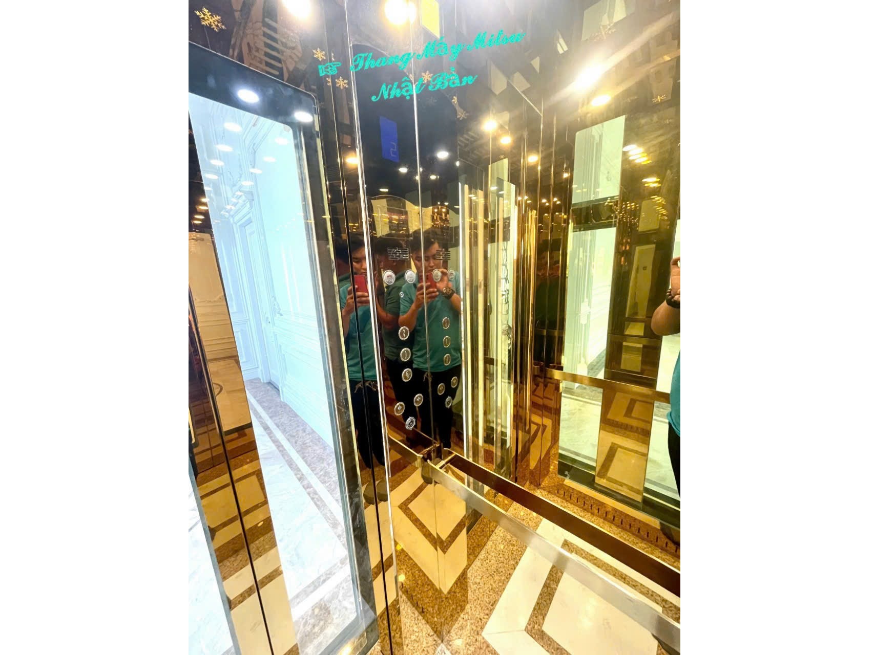 Thang máy lồng kính Fuji - Inox vàng gương